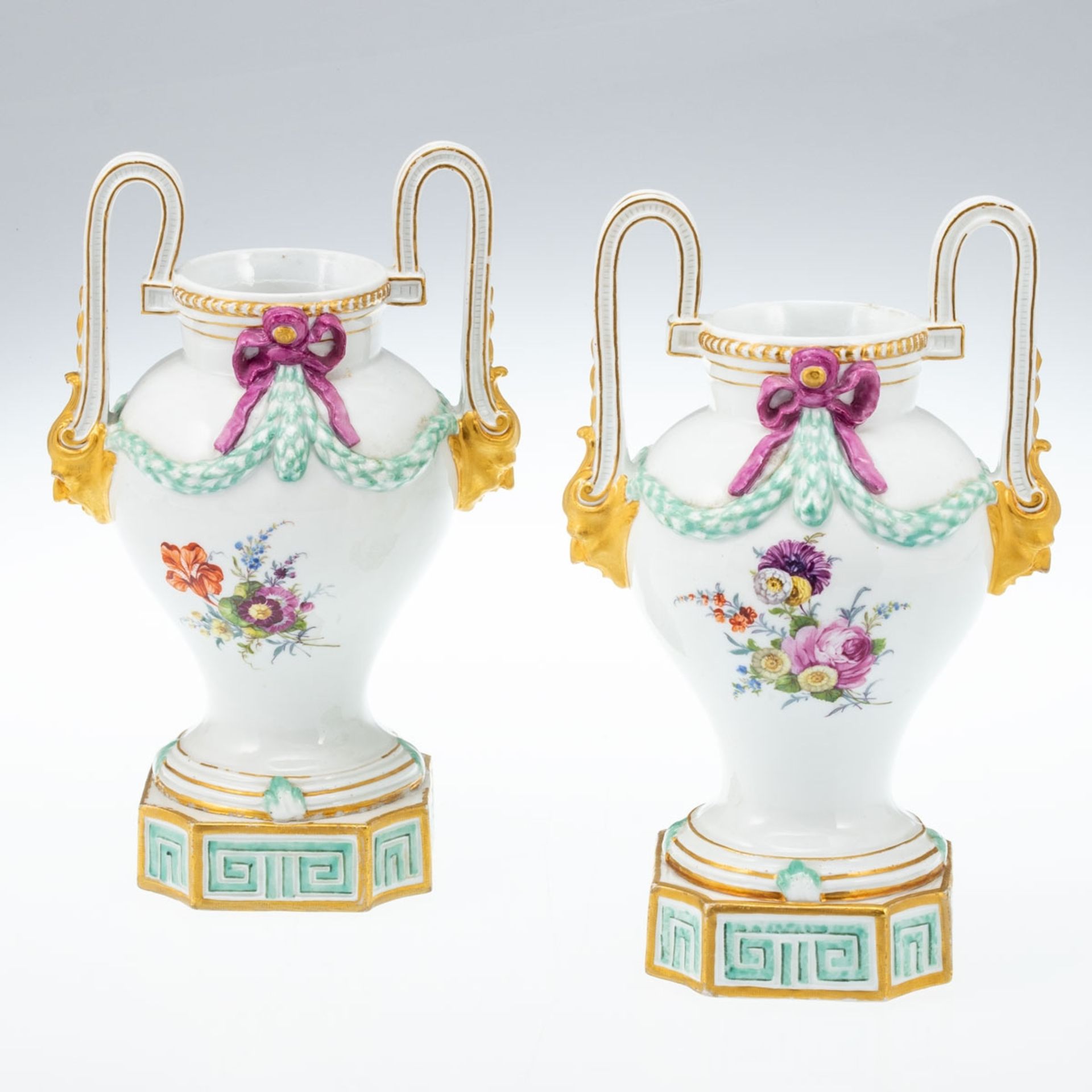 2 Henkelvasen Galante Szenen und Blumenbuketts. Meissen, um 1760. - Bild 2 aus 4