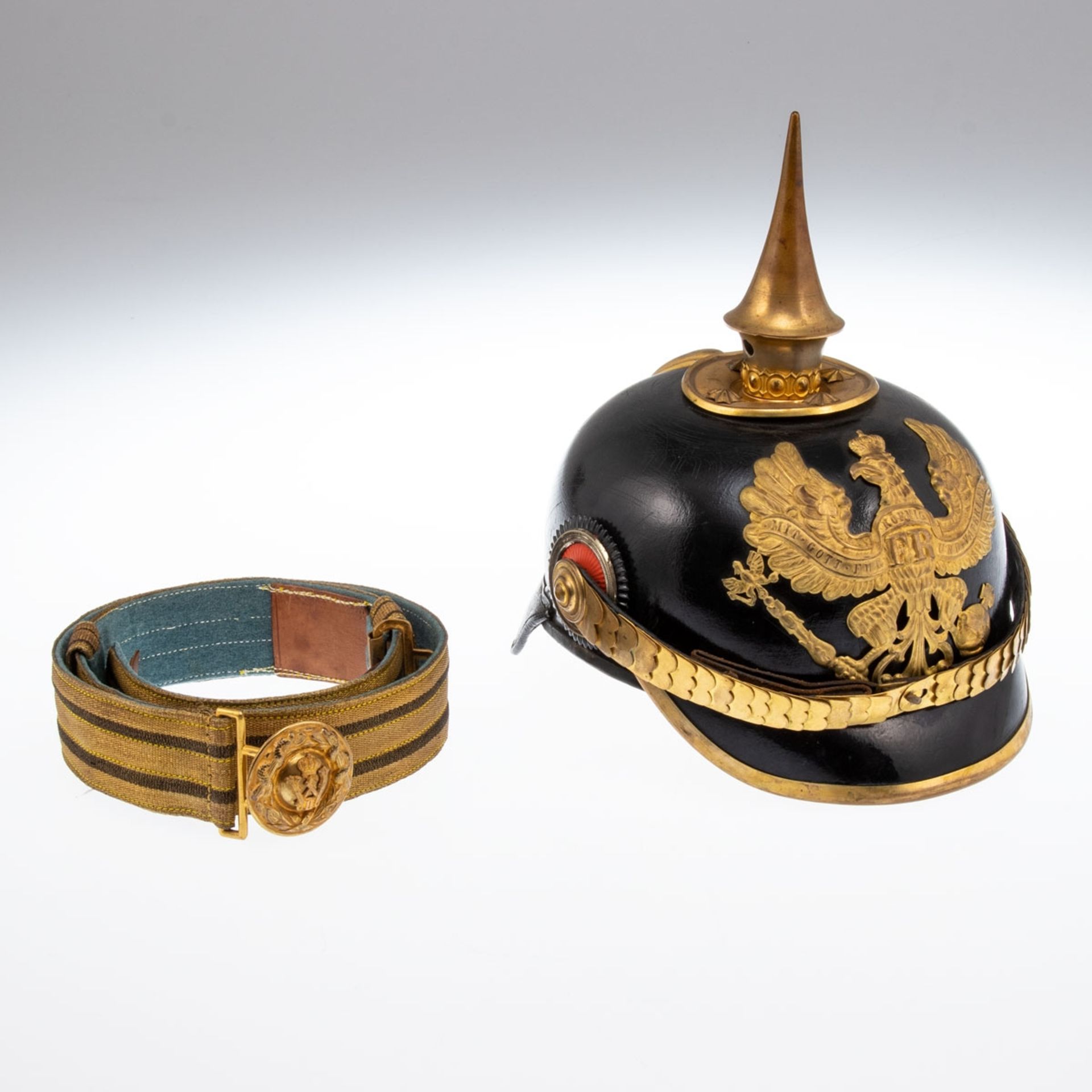 Pickelhaube und Feldbinde, Preussen um 1910