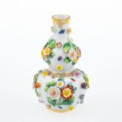 Vase in Kalebassenform mit plastischen Blüten und früchten sowie gemalten Insekten. Meissen 1850-192