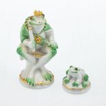 2 Schachfiguren: König und Bauer aus dem Froschspiel. Alexander Struck. Meissen 1977.