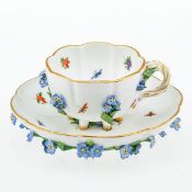 Ober- und Untertasse auf Astfüßen mit plastischen Vergißmeinnicht Blüten. Meissen 1850-1924.