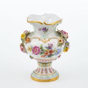 Miniatur Vase mit plastischen Blüten und gemalten Blumenbuketts. Meissen 1850-1924