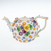 Kleine Teekanne mit plastischen Blüten und gemalten Insekten. Meissen 1850-1924.