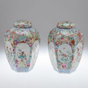 Paar Famille-rose Deckelvasen, China 20. Jahrhundert