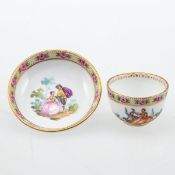 Miniaturtasse / Likörtasse / Puppentasse: Ober- und Untertasse. Rosenblüten: Galante Szenen. Meissen