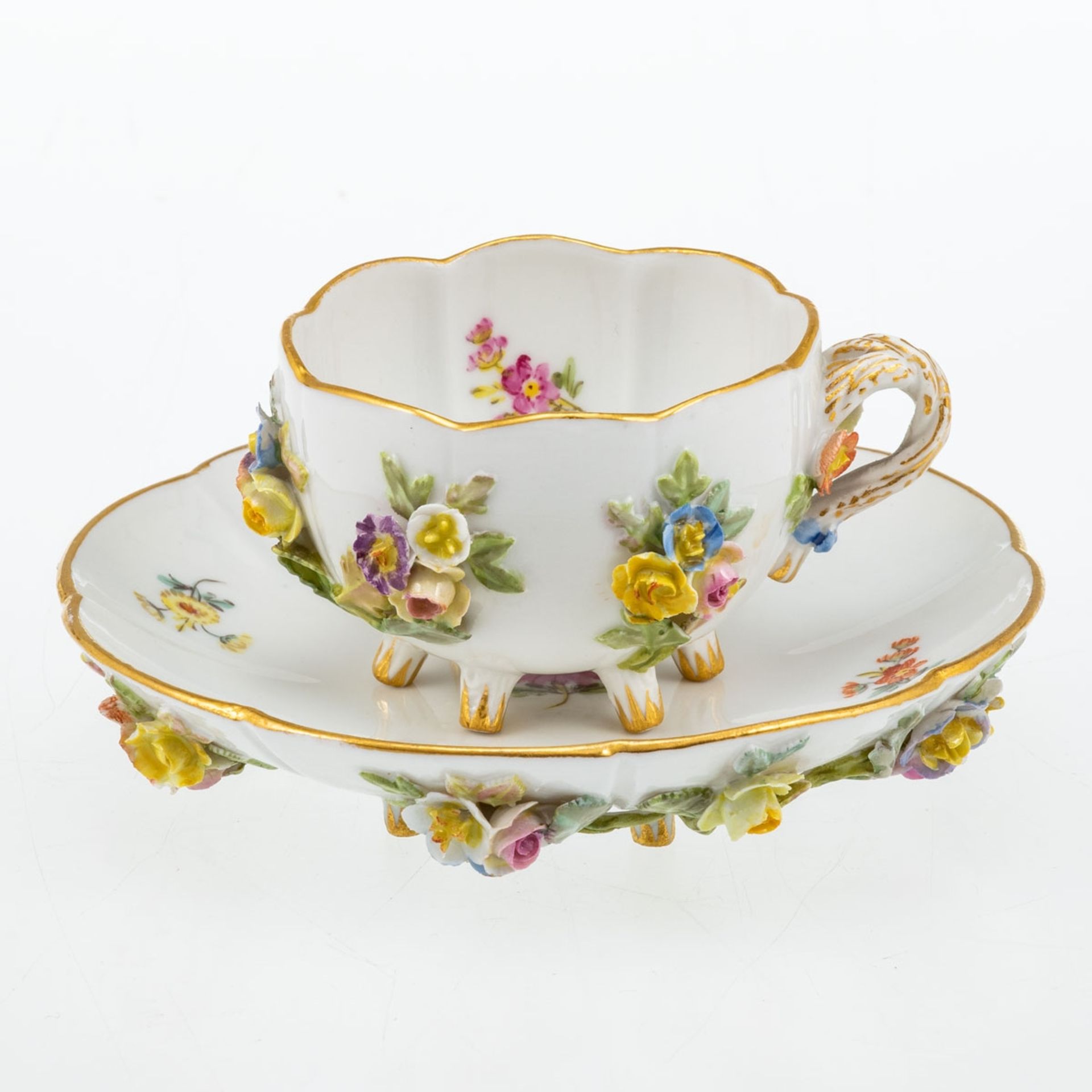 Ober- und Untertasse auf Astfüßen mit plastischen Blüten. Blumen. Meissen 1850-1924.