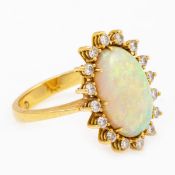 Opal-Ring mit Brillanten