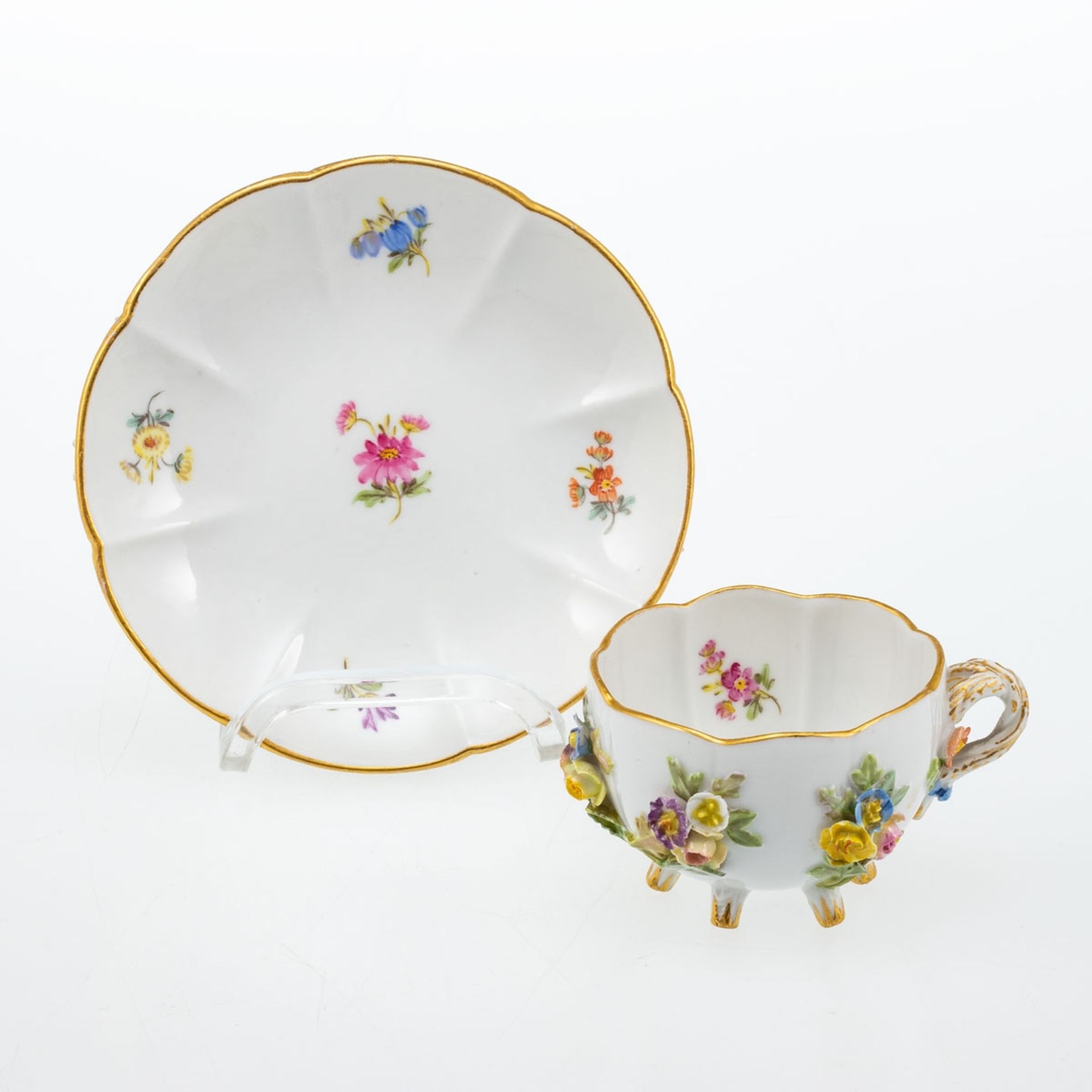 Ober- und Untertasse auf Astfüßen mit plastischen Blüten. Blumen. Meissen 1850-1924. - Bild 3 aus 3