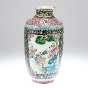 Famille Rose-Vase, China, wohl um 1900.