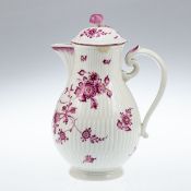 Birnenförmige Kaffeekanne. Gebrochener Stab: Indianische Blumen. Ludwigsburg, um 1775.