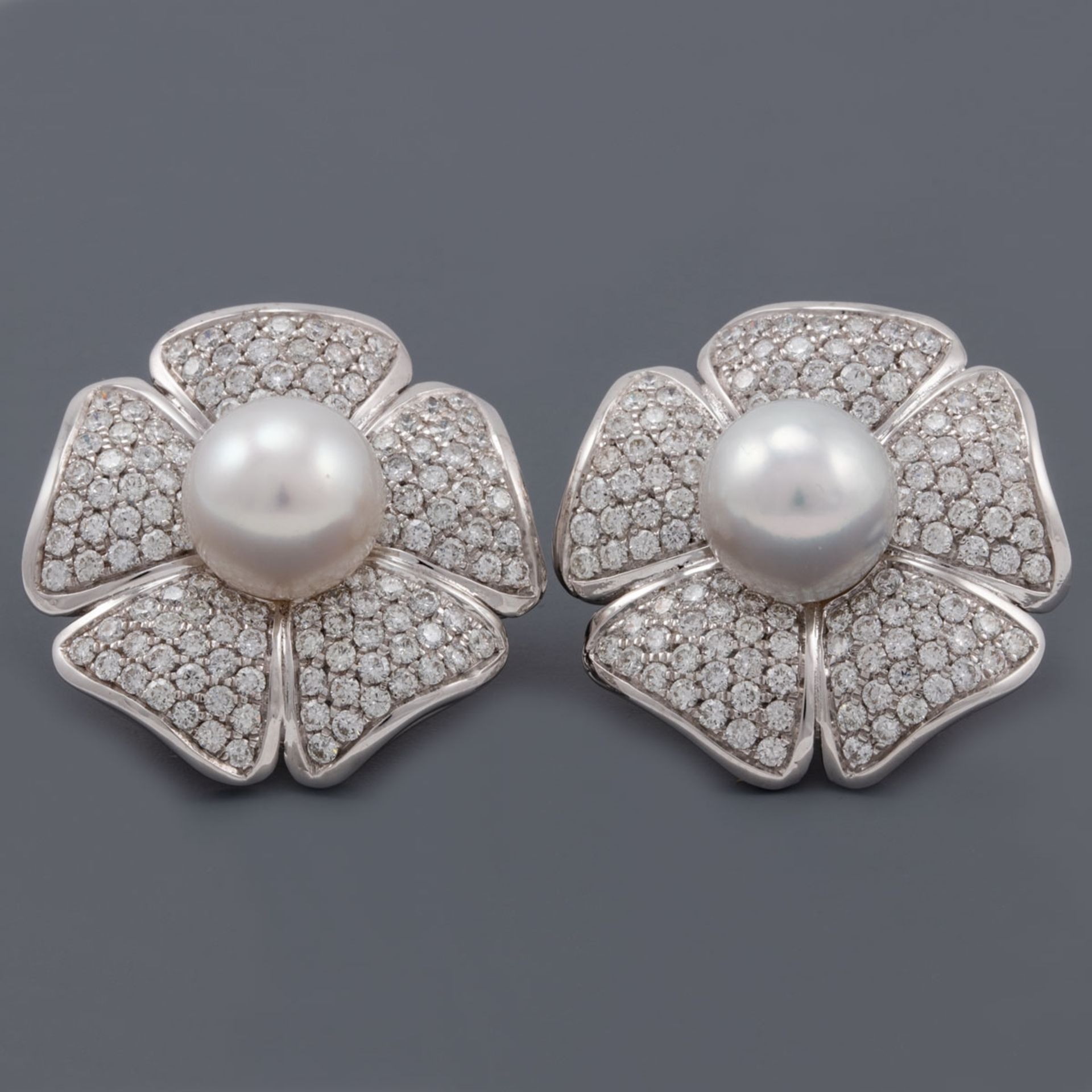 Paar blütenförmige Brillant-Ohrringe mit Perlen