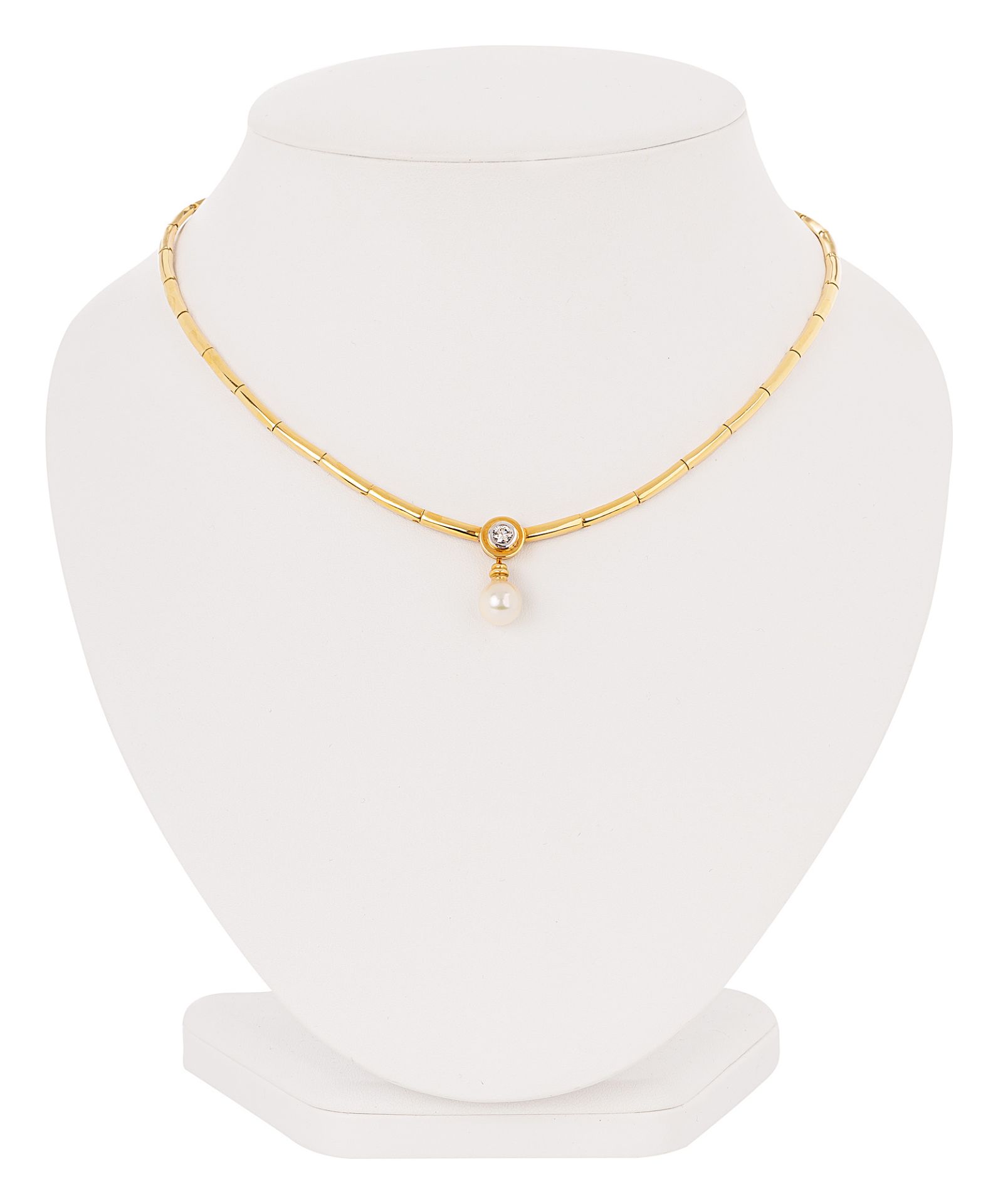 Modern necklace with solitaire diamond and pearl