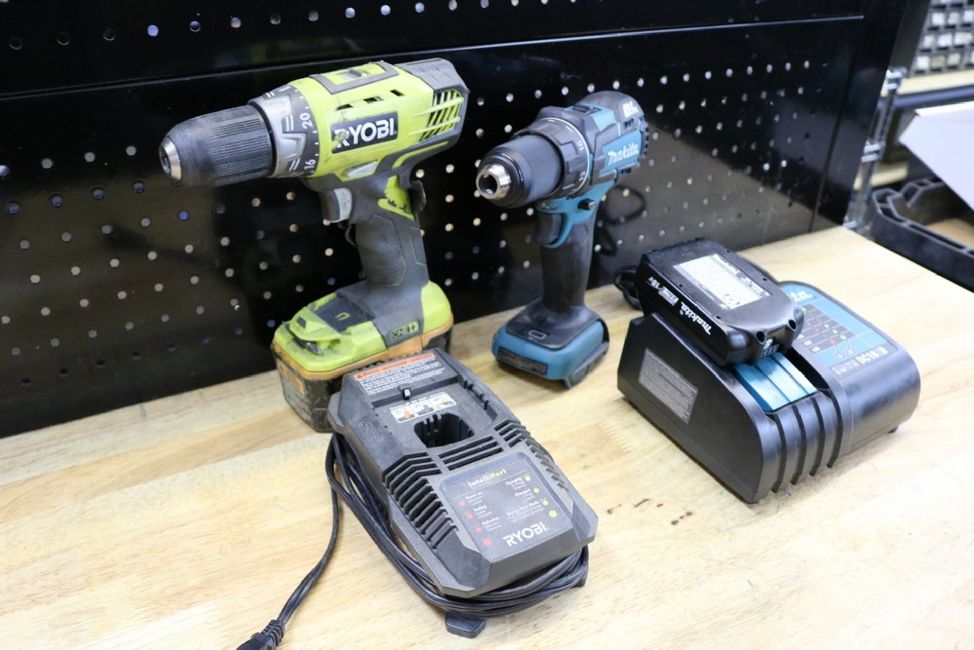 Makita XFD06 Cordelss Drill 18V with Battery and Charger, Ryobi 18v Cordless Drill with Battery - Image 3 of 3