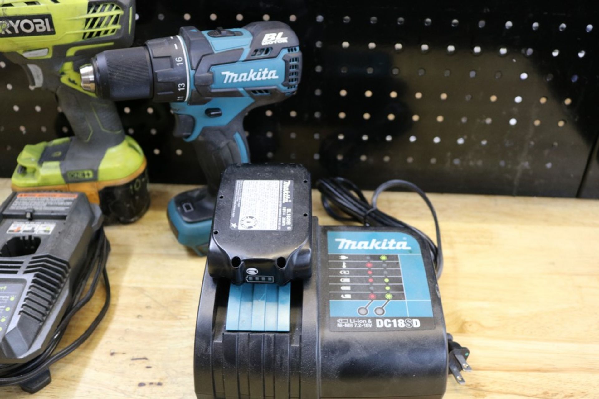 Makita XFD06 Cordelss Drill 18V with Battery and Charger, Ryobi 18v Cordless Drill with Battery - Image 2 of 3
