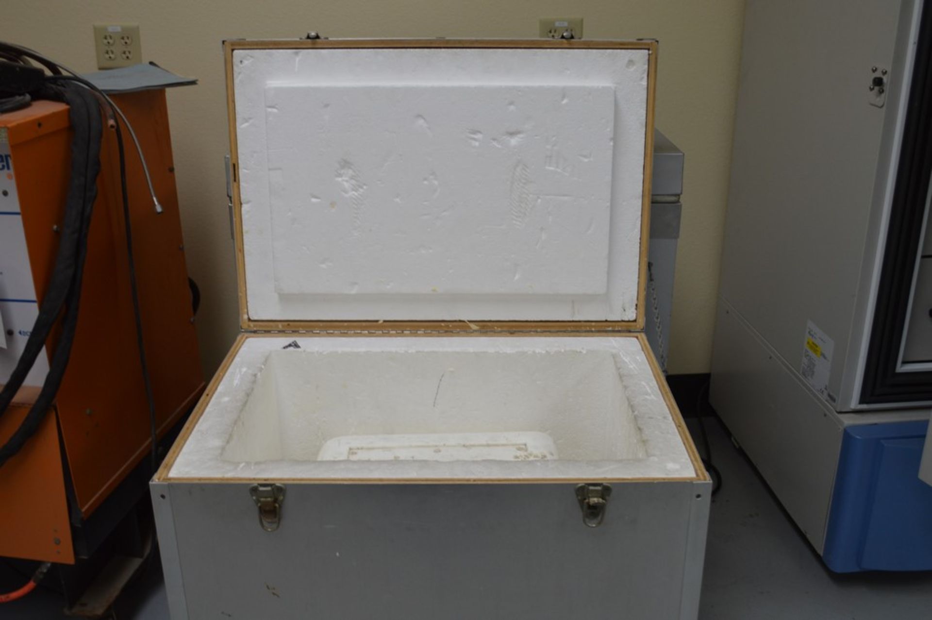 VTL-500 Dry Ice Deep Freezer, internal tub 16 1/2 x 26 1/4" x 19 1/2" deep with extra metal jacketed - Image 5 of 5