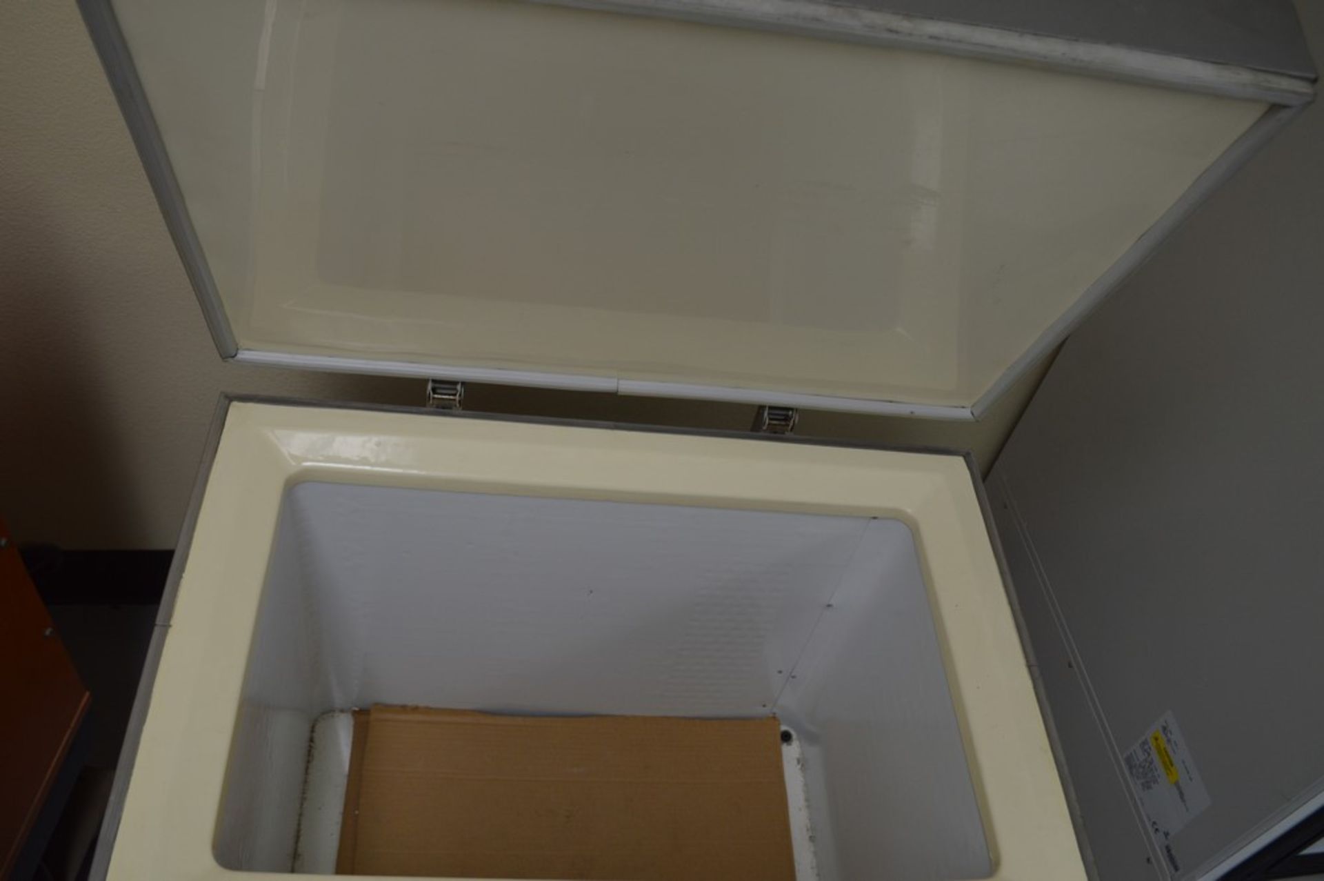 VTL-500 Dry Ice Deep Freezer, internal tub 16 1/2 x 26 1/4" x 19 1/2" deep with extra metal jacketed - Image 4 of 5