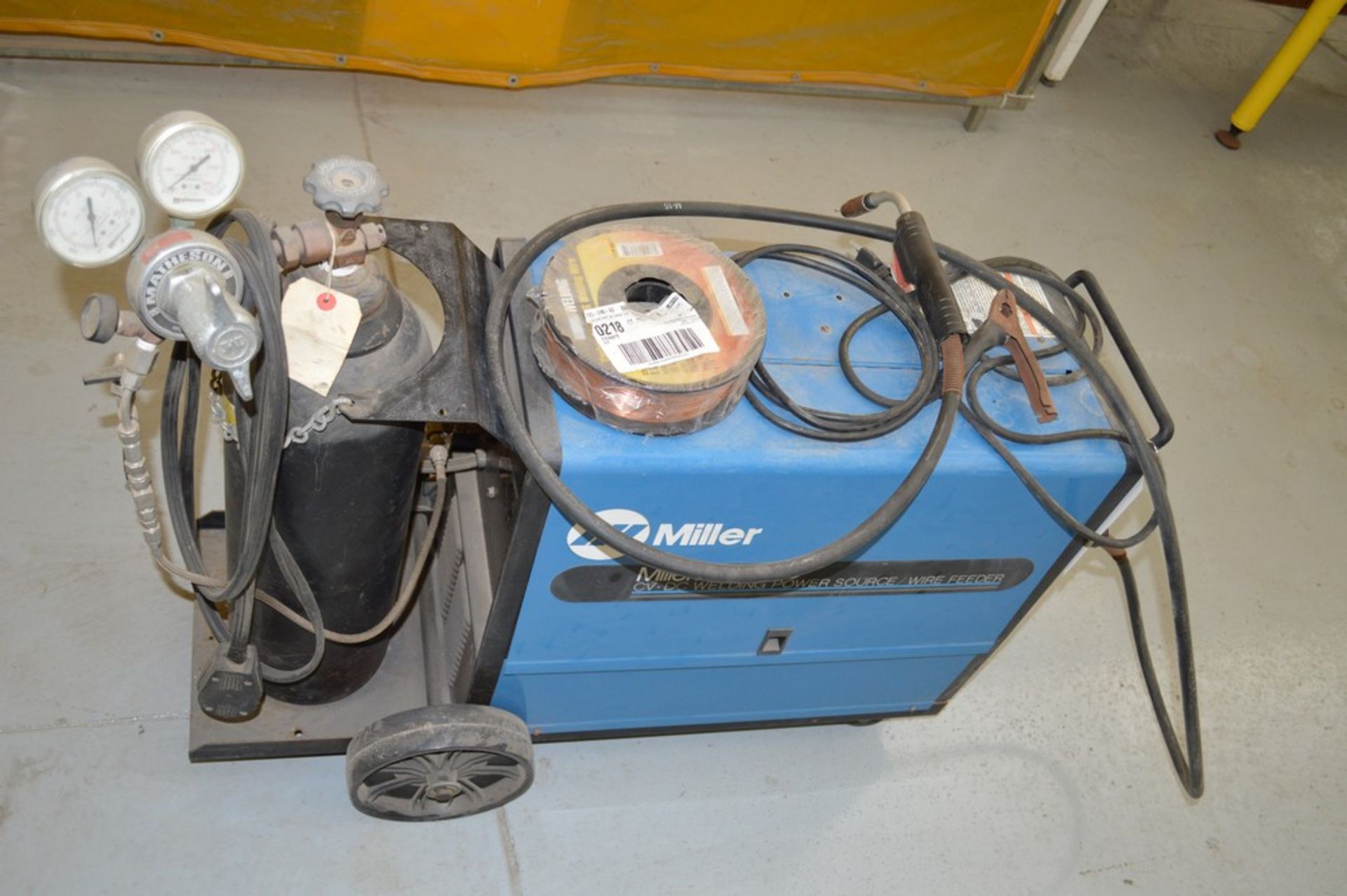 Miller Millermate 150 MIG welder with rolling cart with extra spoil of wire and small argon tank - Image 4 of 4