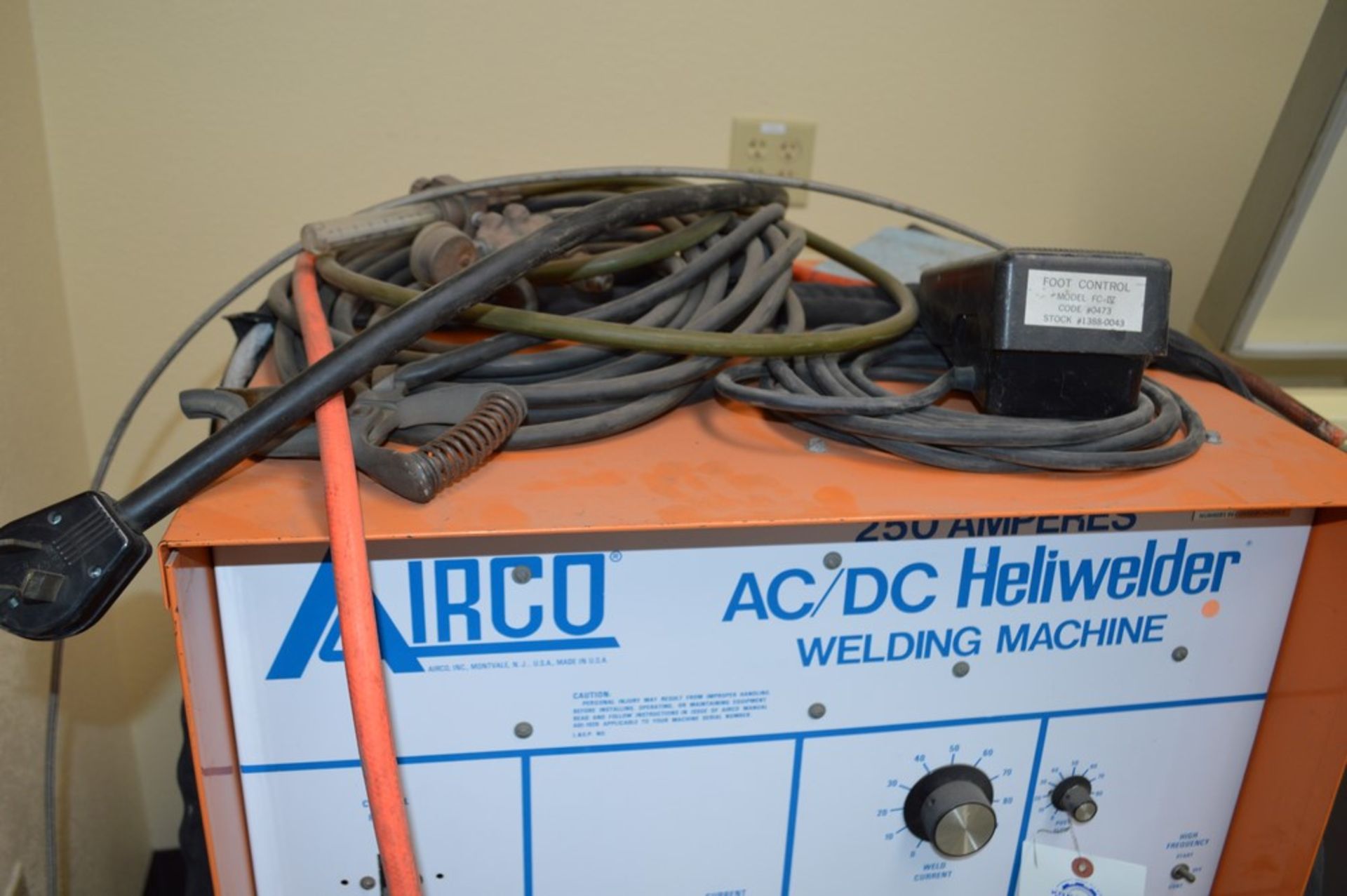 Airco AC/DC Heliwelder, 250 amp welder, AC/DC Tig welder, mounted on rolling steel cart - Image 2 of 5