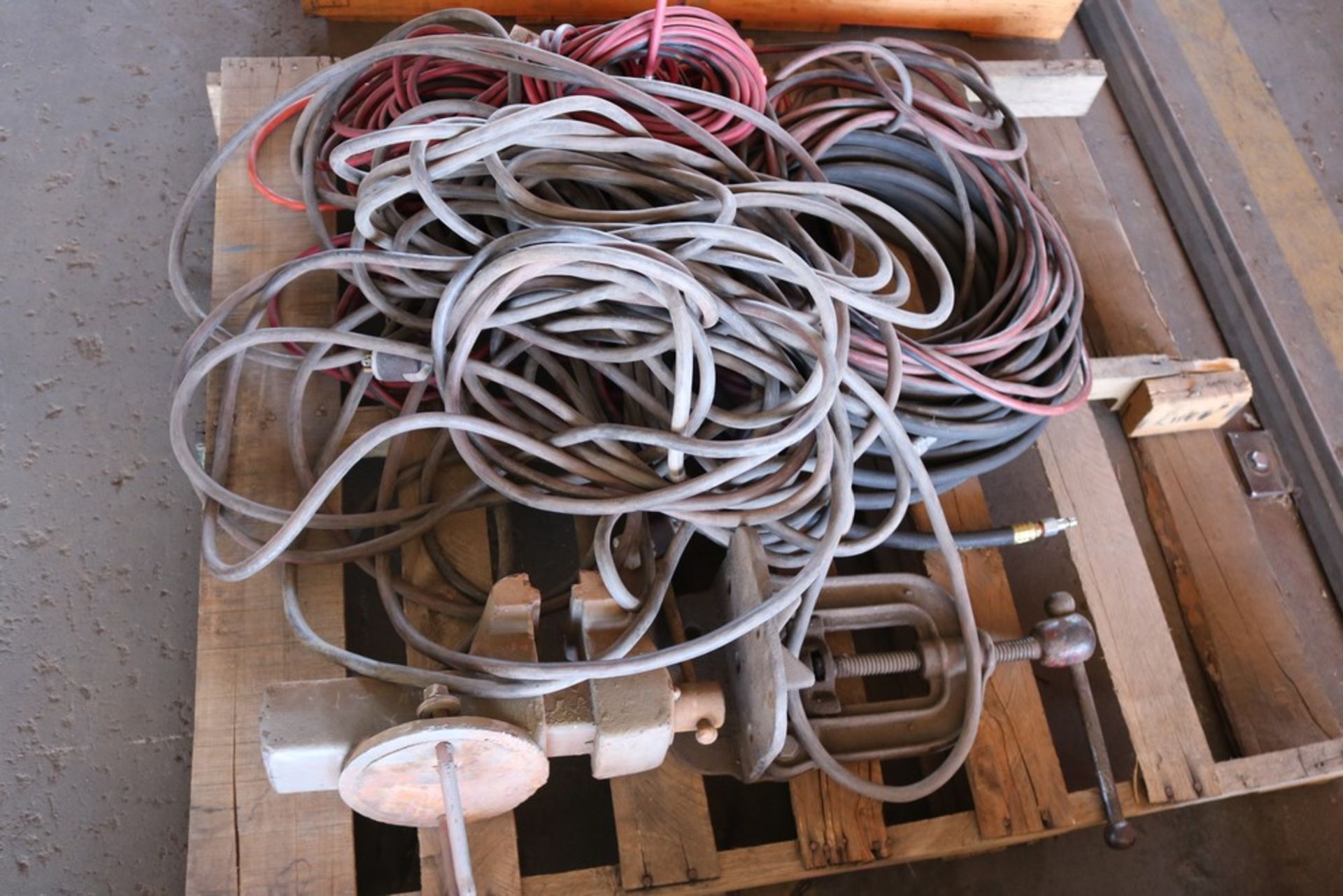 (2) pallets, 1 extension cords and vise, 1 rope and air hose pallet - Image 3 of 5