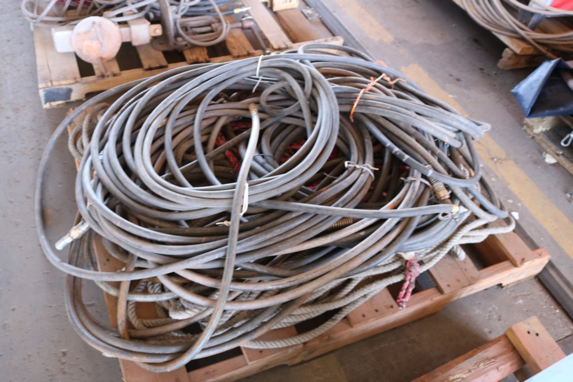 (2) pallets, 1 extension cords and vise, 1 rope and air hose pallet - Image 5 of 5