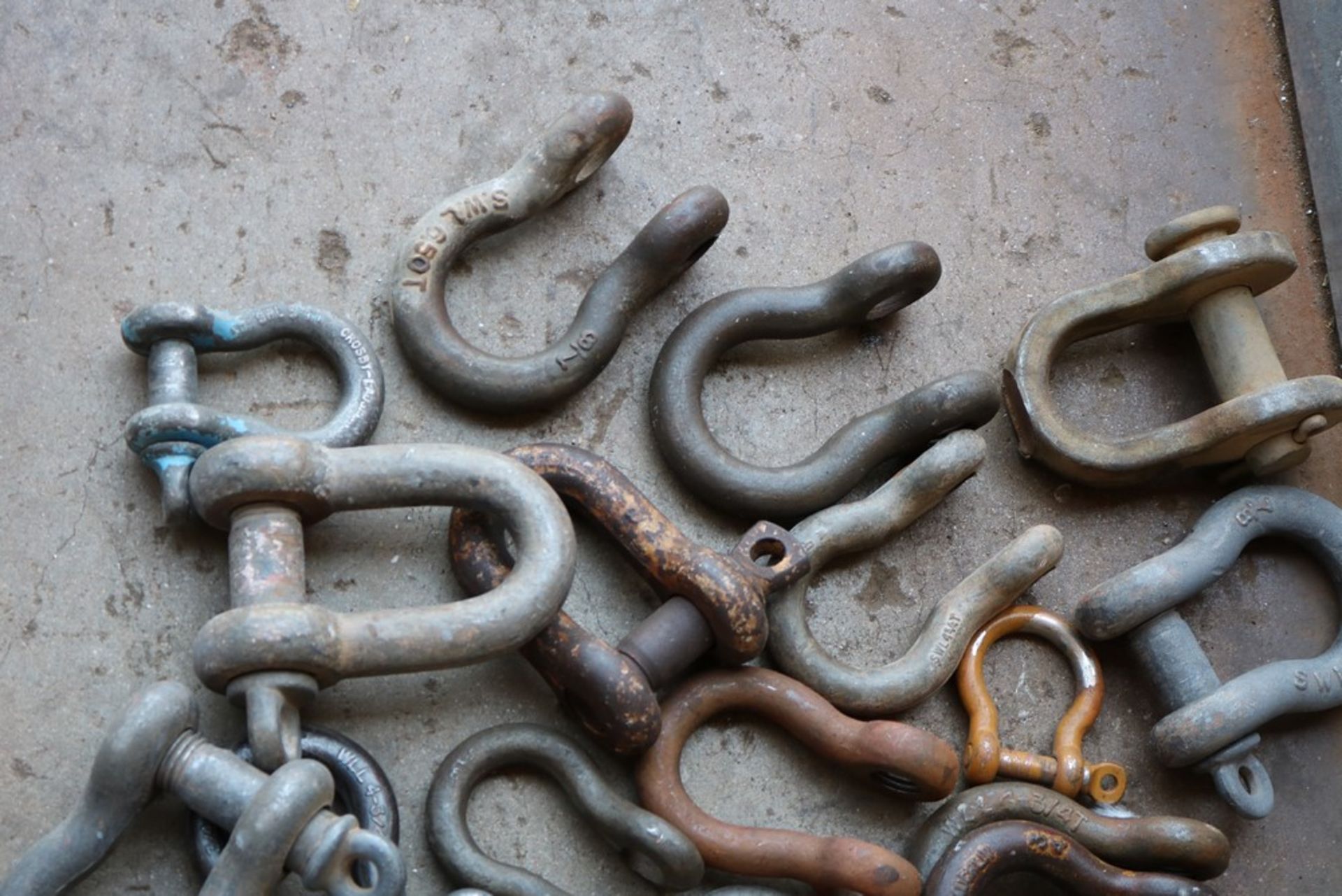 medium sized anchor shackles - Image 2 of 3