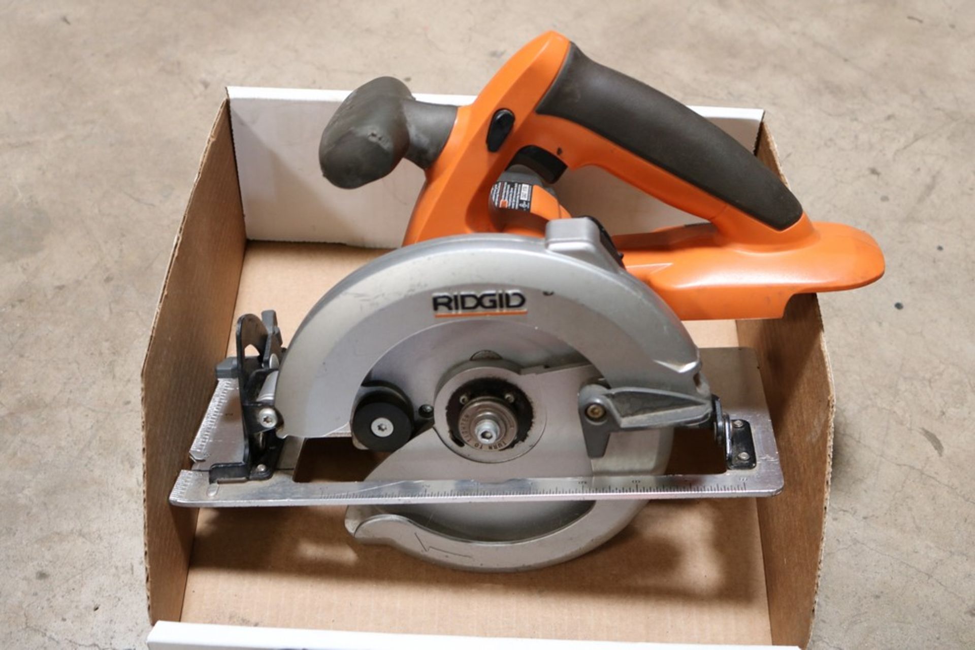 ridgid r845 6.5'' skill saw, ridgid flashlight w/ batter and charger - Image 3 of 3