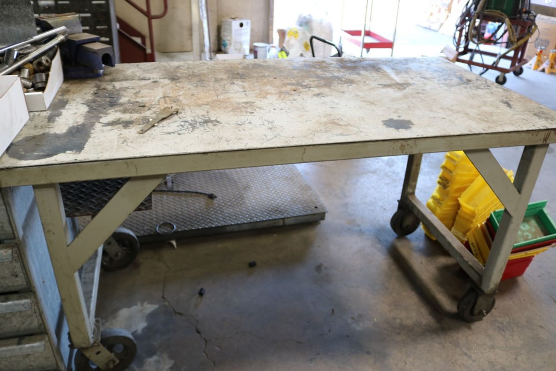 rolling table w/ 4'' vise, 32'' x 5' - Image 2 of 4