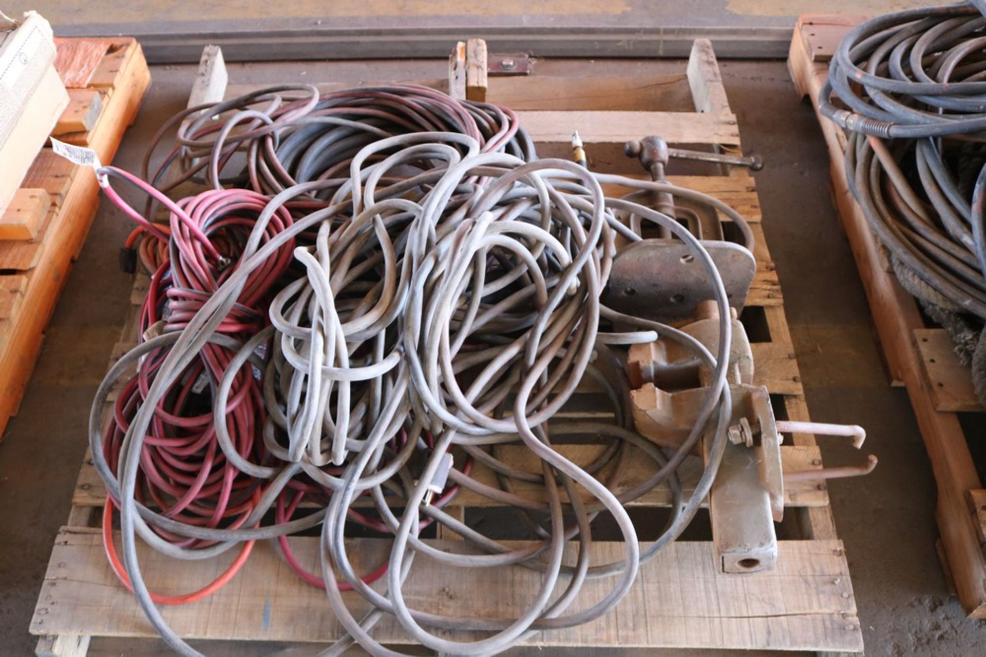 (2) pallets, 1 extension cords and vise, 1 rope and air hose pallet - Image 2 of 5