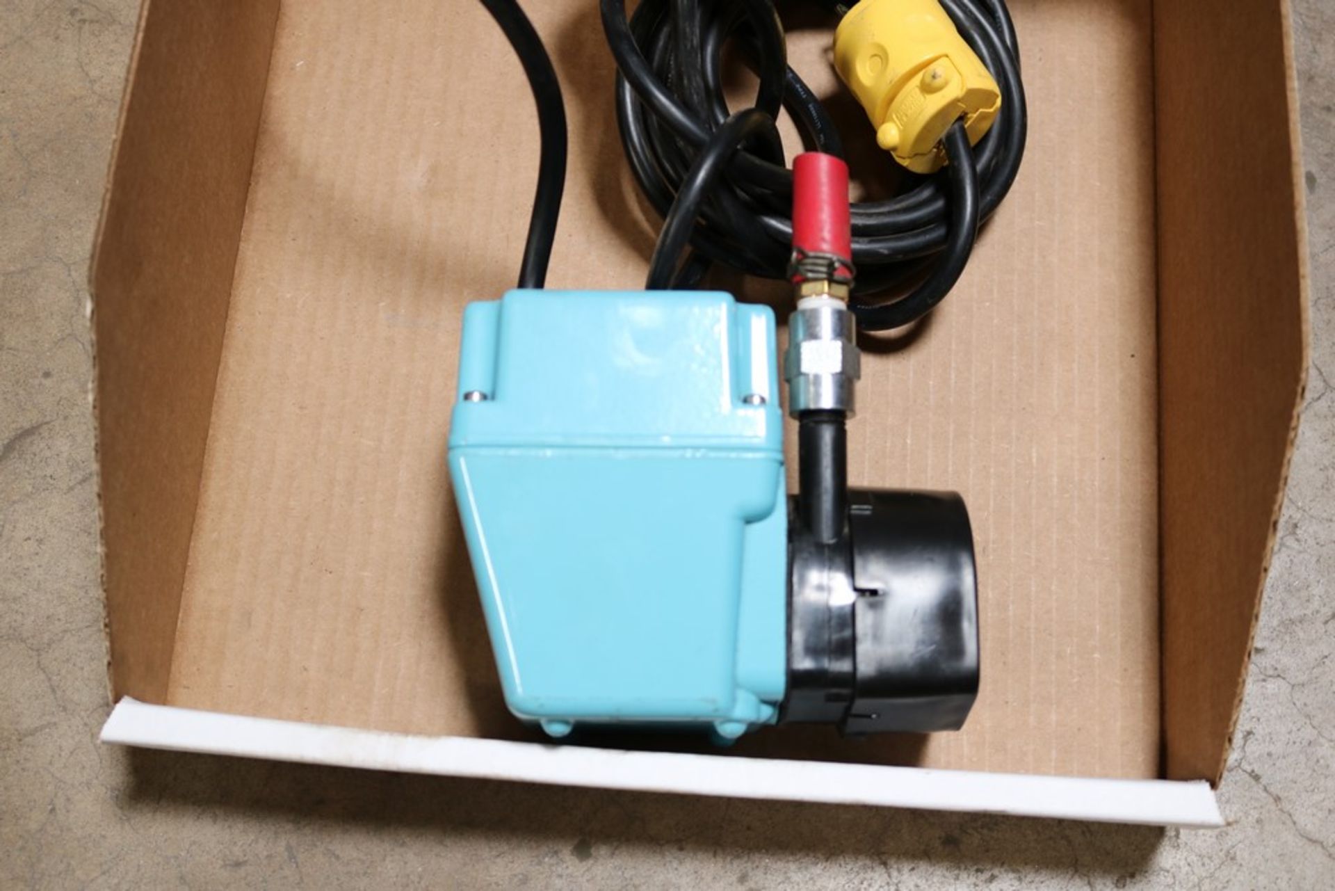 little gian water sump pump, like new - Image 2 of 3