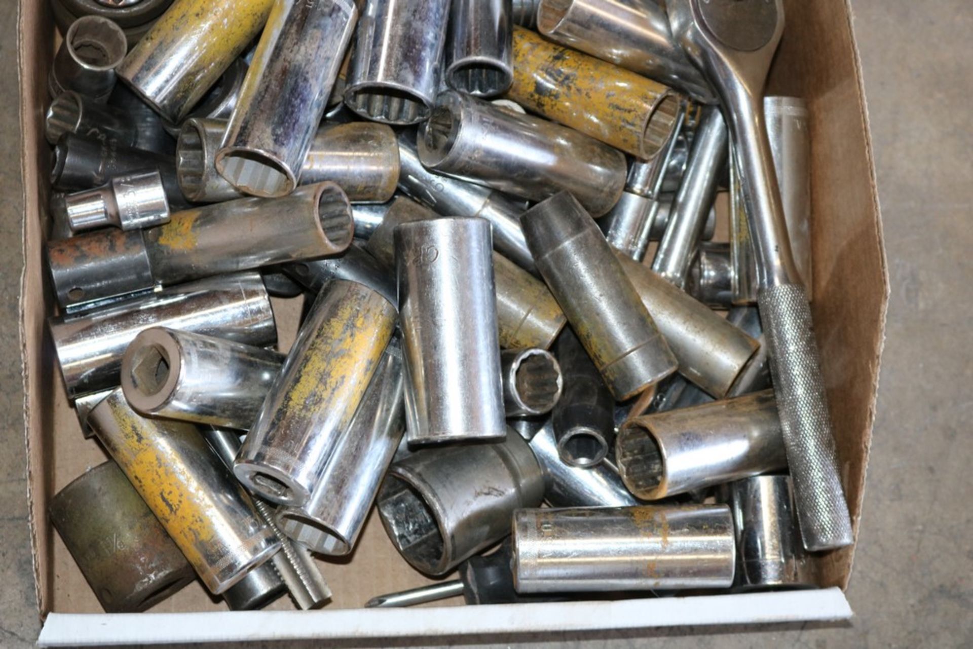 Box of various size sockets and socket wrenches, Large - Image 2 of 3