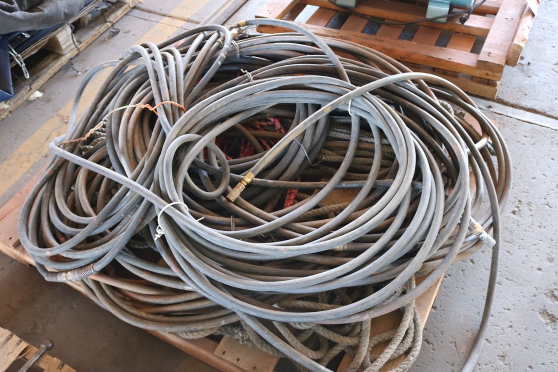 (2) pallets, 1 extension cords and vise, 1 rope and air hose pallet - Image 4 of 5