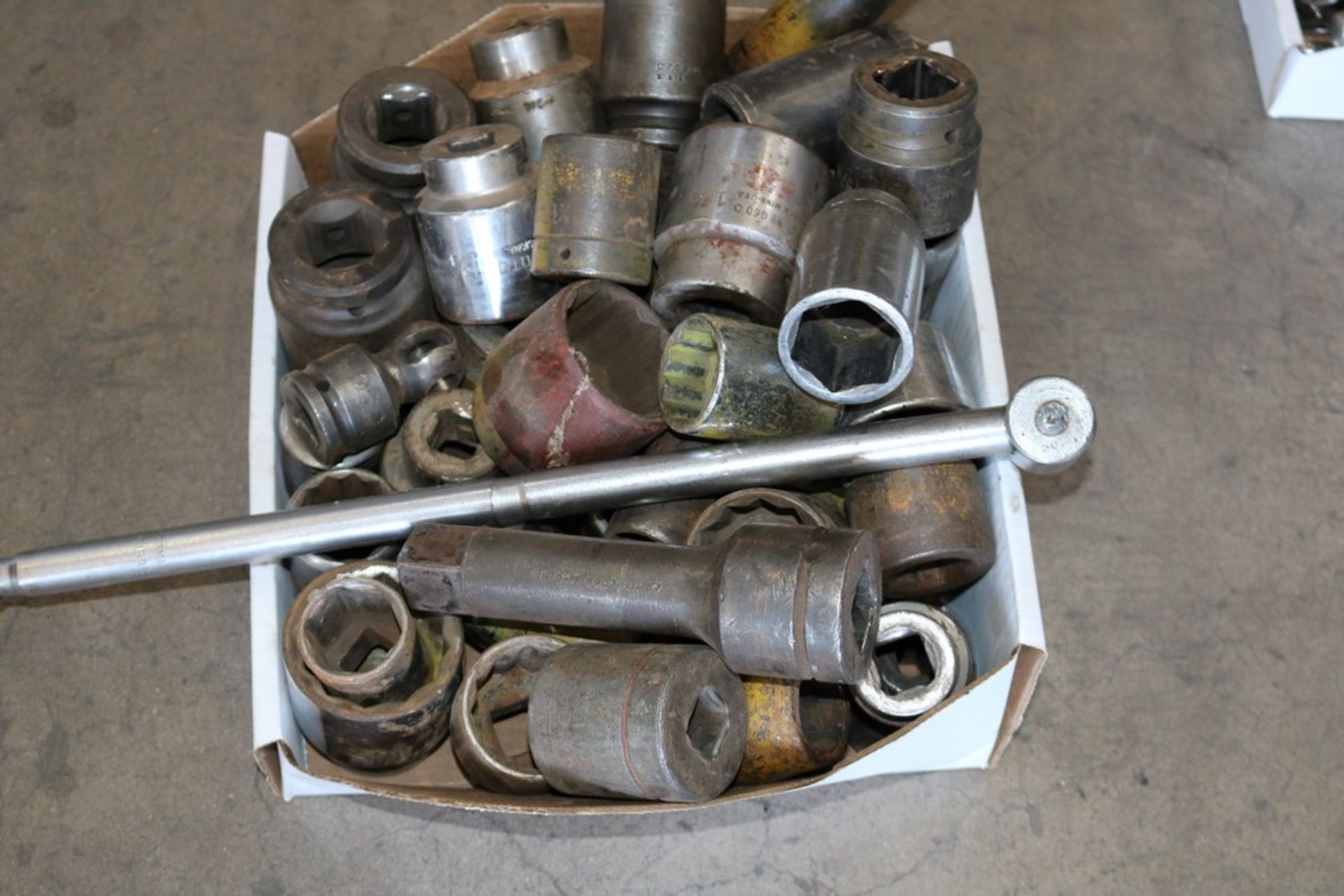 Box of various size sockets and socket wrenches, Large - Image 3 of 3