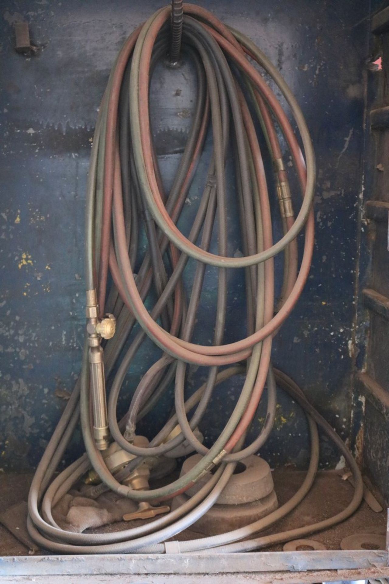 blue cabinet lock box w/ regulator and hose - Image 2 of 4