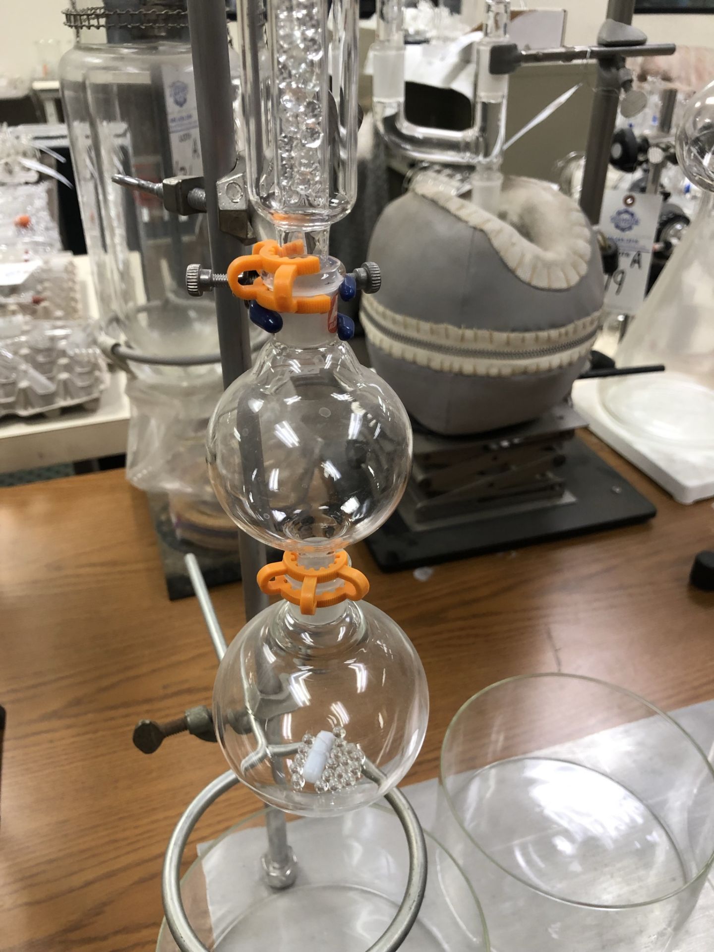 Custom Made rack ring stand holding a complete 14/20 groundglass vacuum distillation apparatus as - Image 4 of 19
