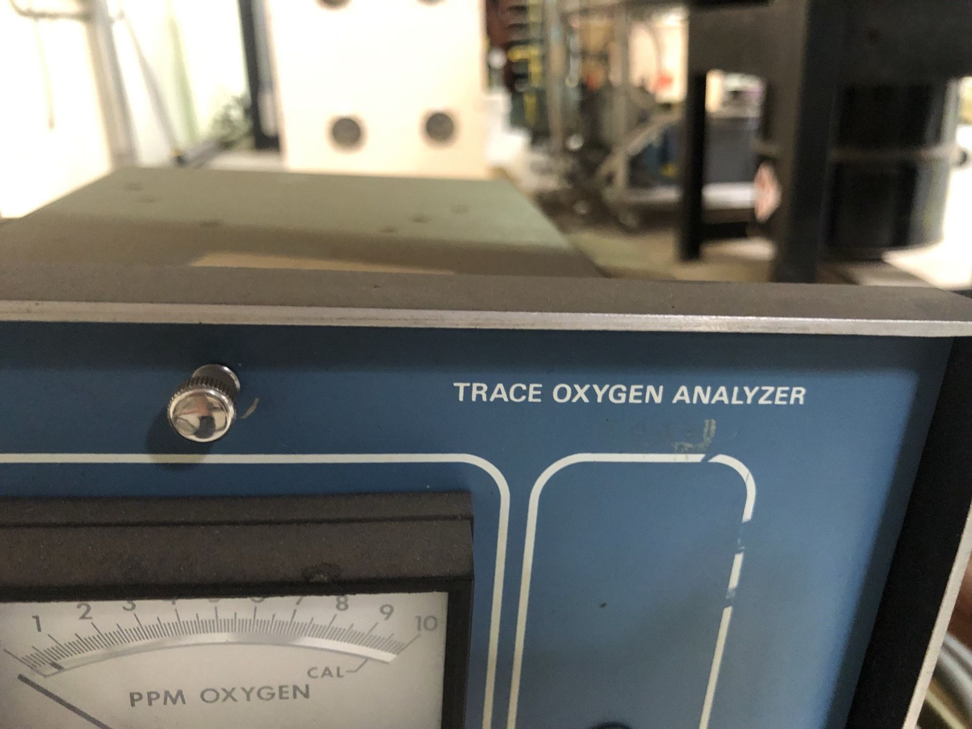 Desktop mounted Teledyne Analytical Instruments trace oxygen analyzer complete with sampling pump - Image 4 of 9