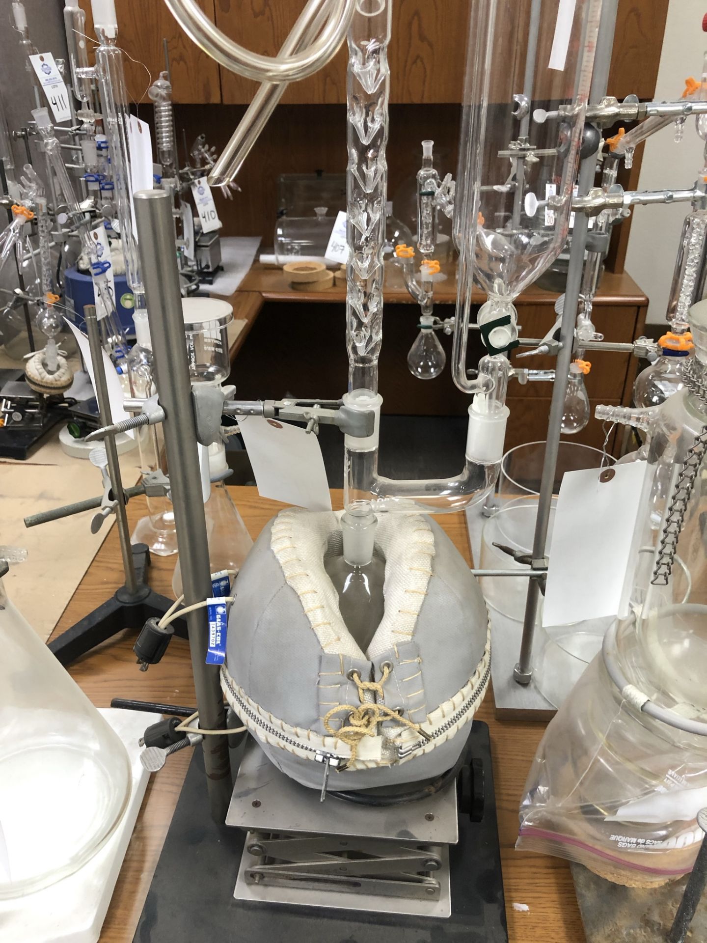 Custom Made rack ring stand holding a complete 14/20 groundglass vacuum distillation apparatus as - Image 17 of 19