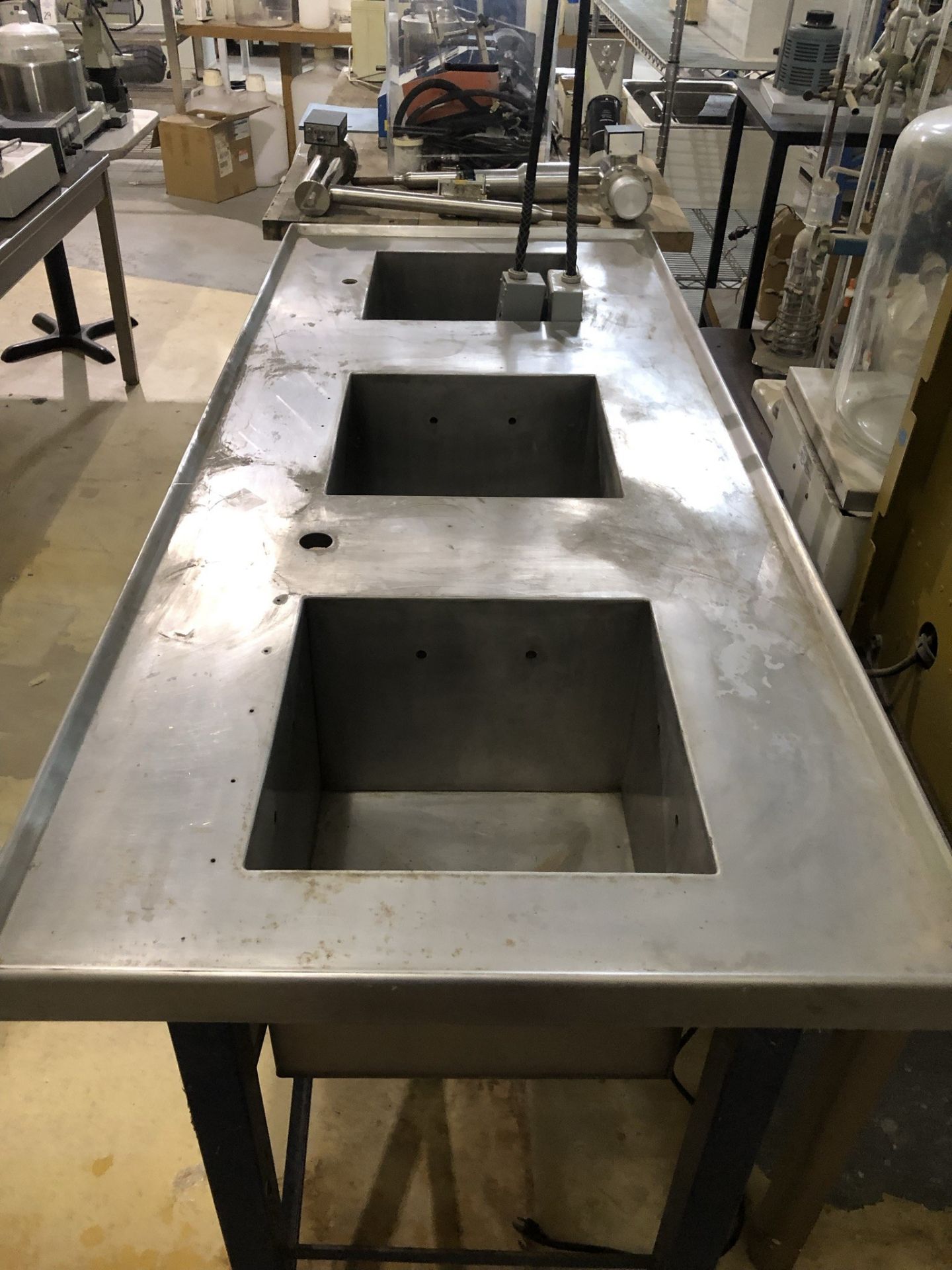 Stainless steel cleaning station with three cleaning tanks built into an all stainless counter top - Image 2 of 3