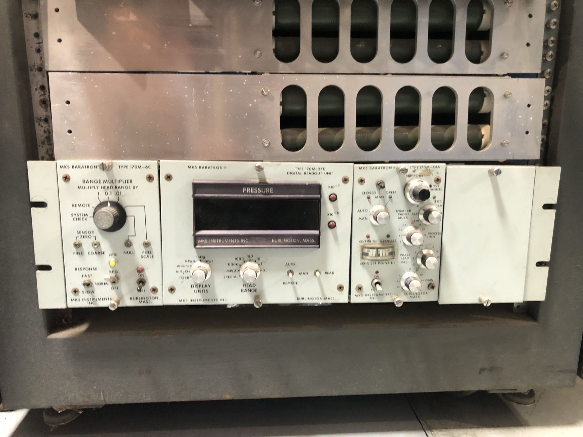 General Automation 19" rack, NKS Baratron pressure readout and control systems with misc 19" rack - Image 4 of 5
