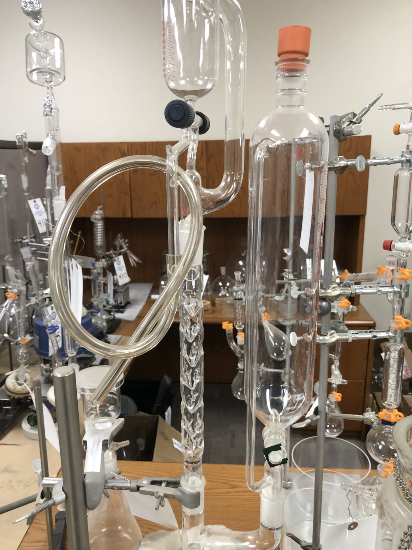 Custom Made rack ring stand holding a complete 14/20 groundglass vacuum distillation apparatus as - Image 16 of 19