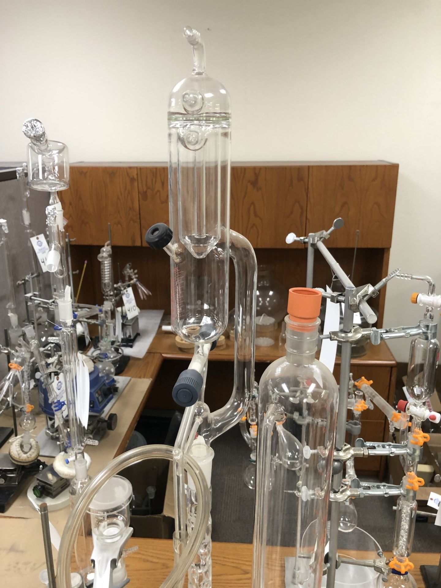Custom Made rack ring stand holding a complete 14/20 groundglass vacuum distillation apparatus as - Image 15 of 19