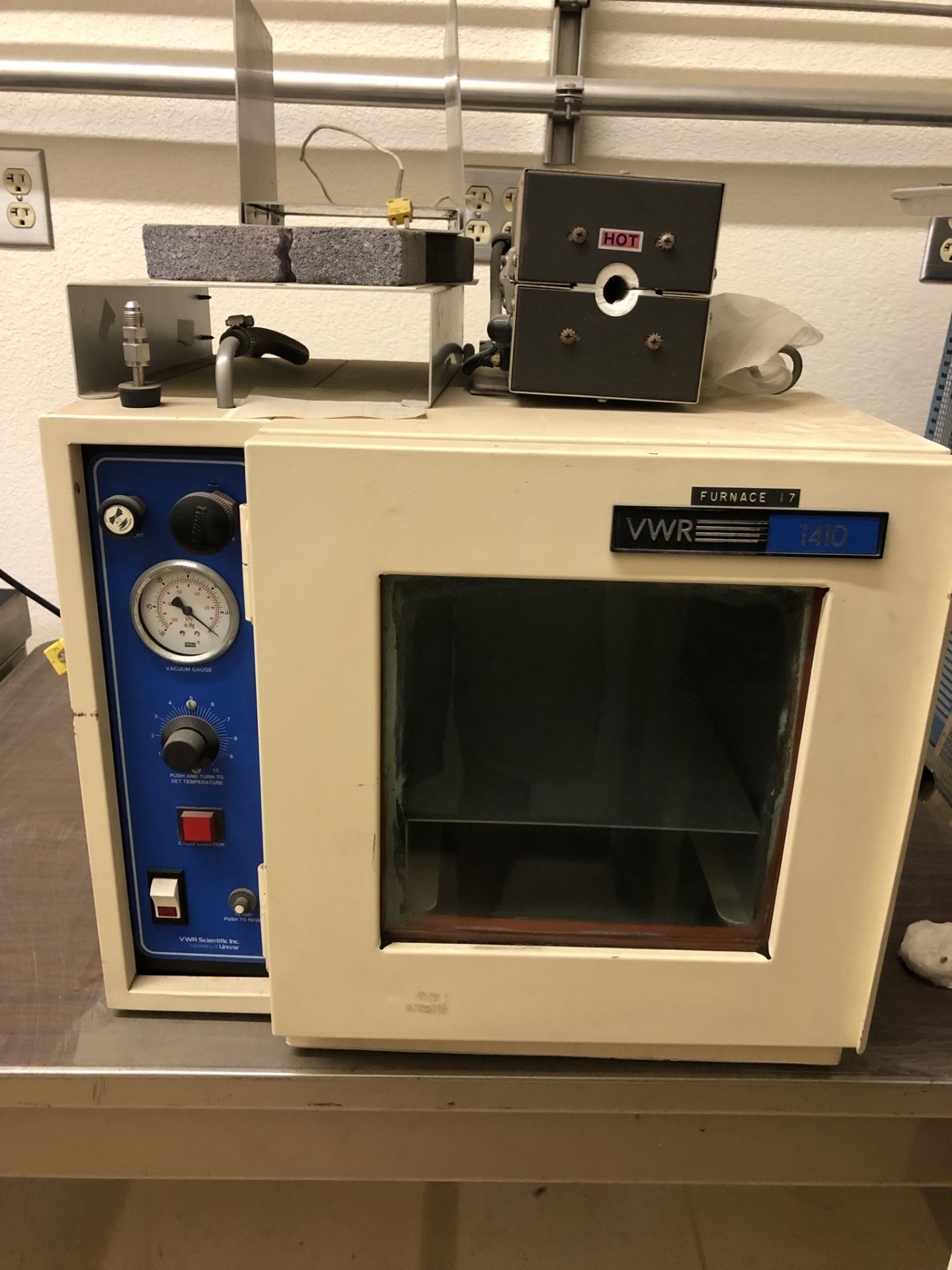VWR Model 1410 Vacuum Oven, Welch Duo Seal Model 1400 two stage vacuum pump, Blue M box type - Image 2 of 12