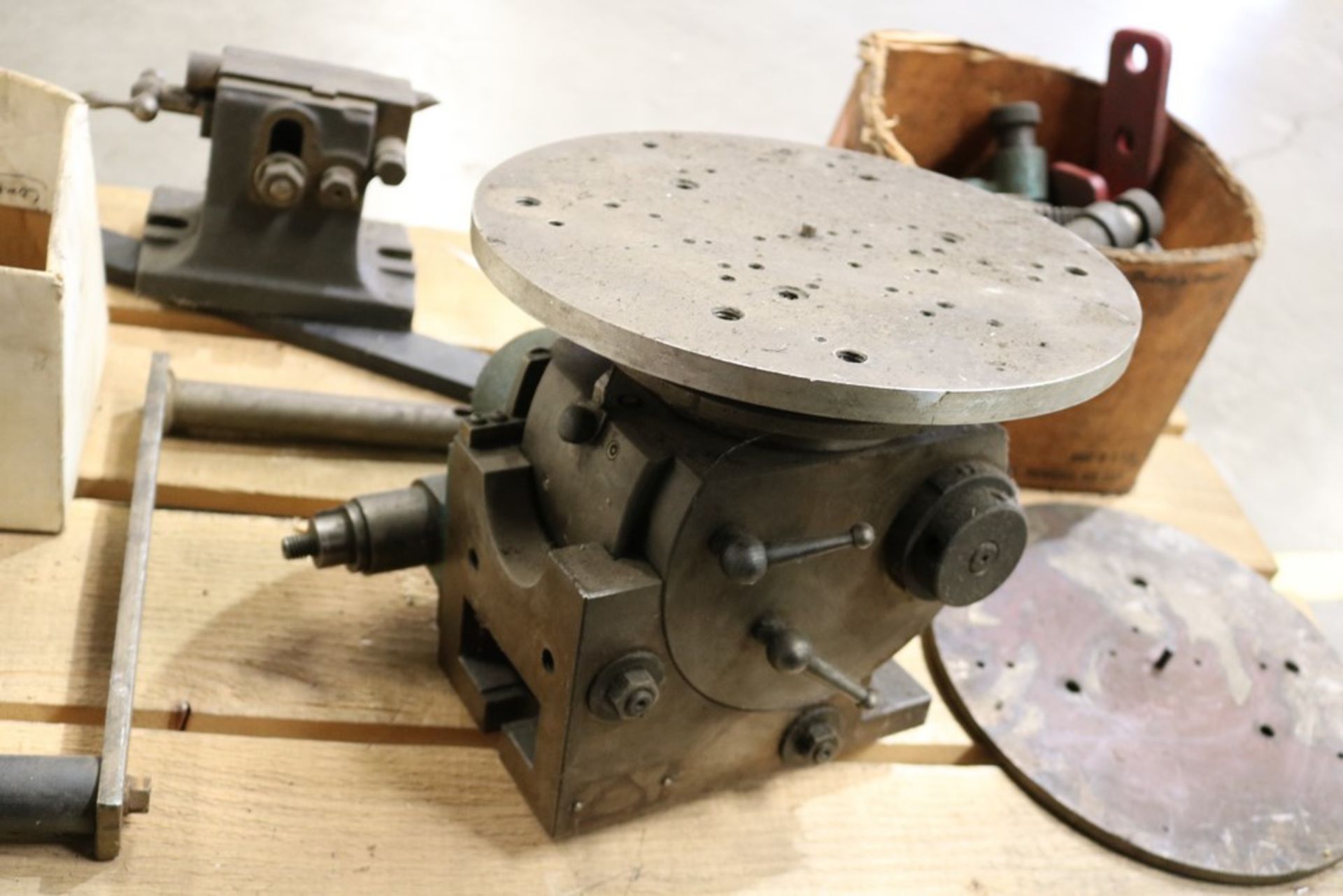 BS-2 Manual Indexing Table with Steel Dividing Plates, Tailstock and Accessories - Image 5 of 5