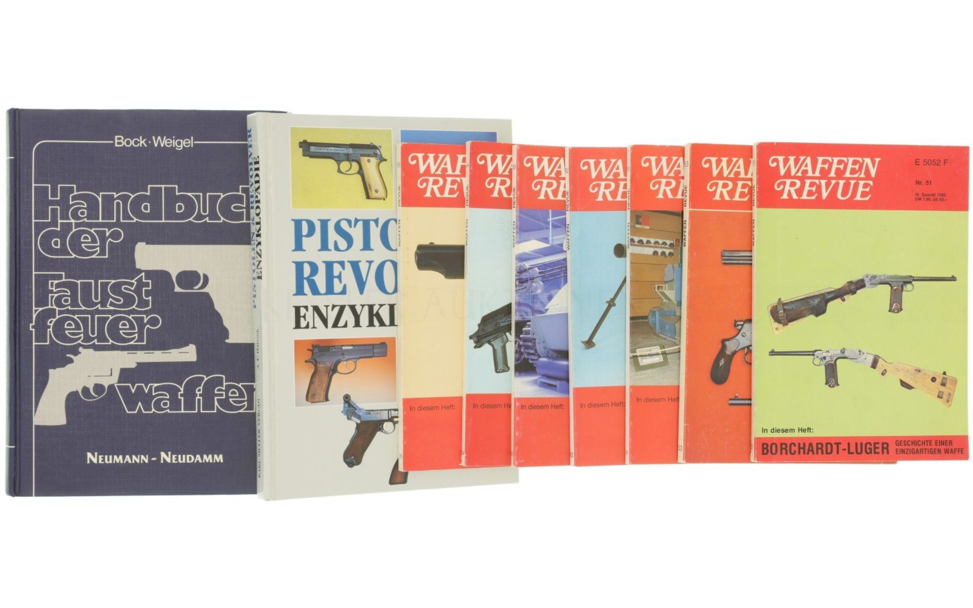 Konvolut 2 Bücher und 7 Hefte "Waffen Revue"