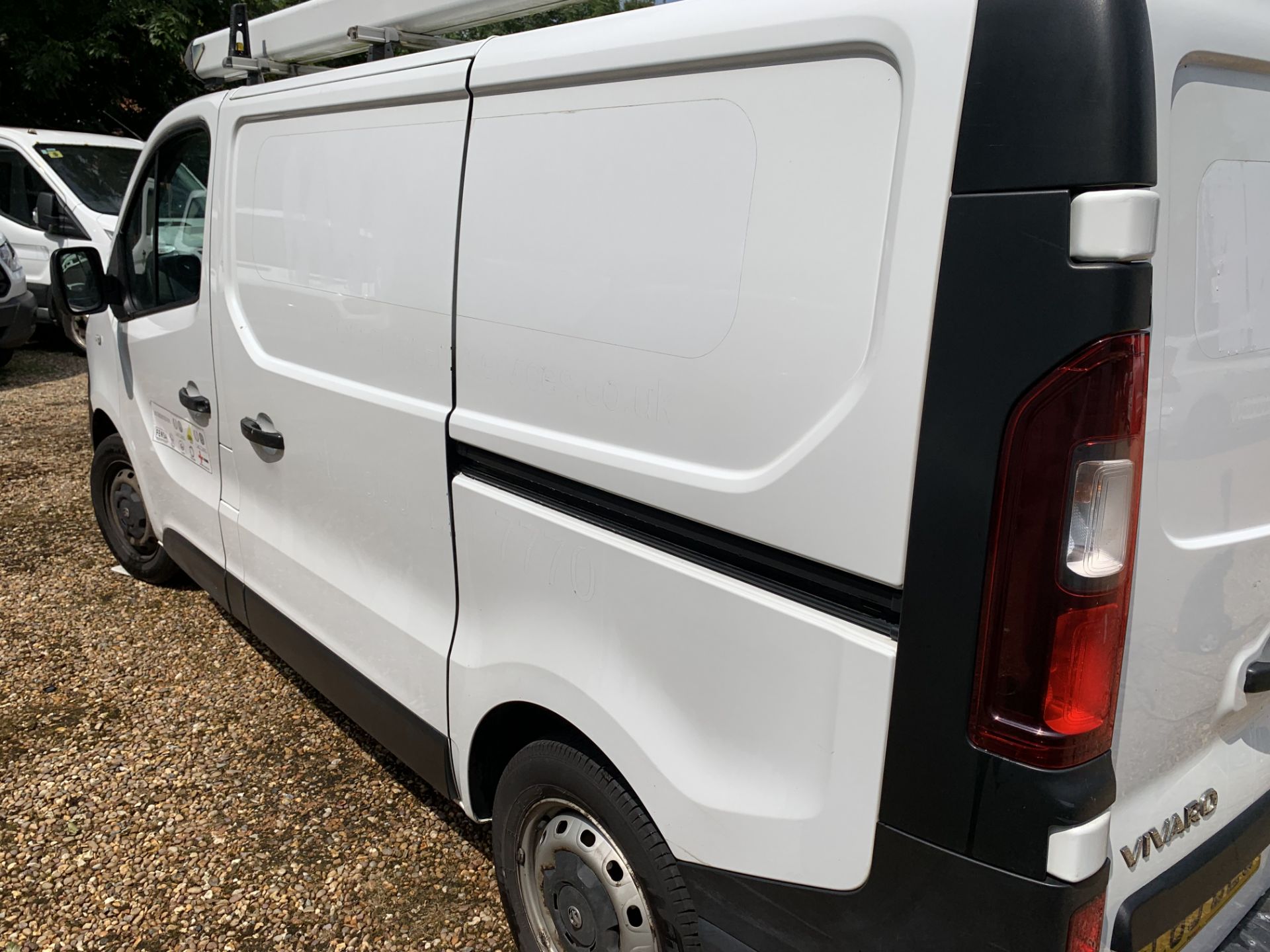 FL65 BEU VAUXHALL VIVARO 2700 CDTI - Image 9 of 15