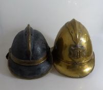 2 Feuerwehrhelme um 1900