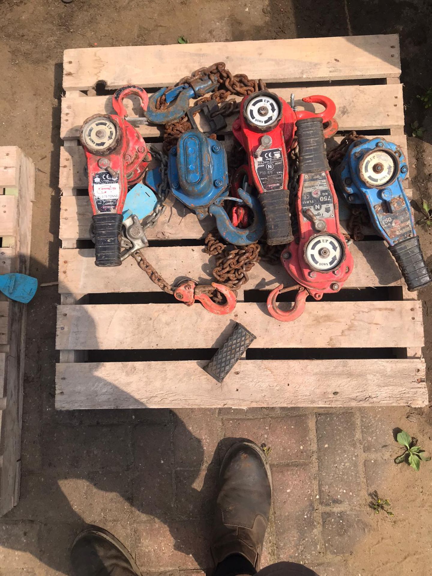 Pallet containing 5x block & chain Pulleys