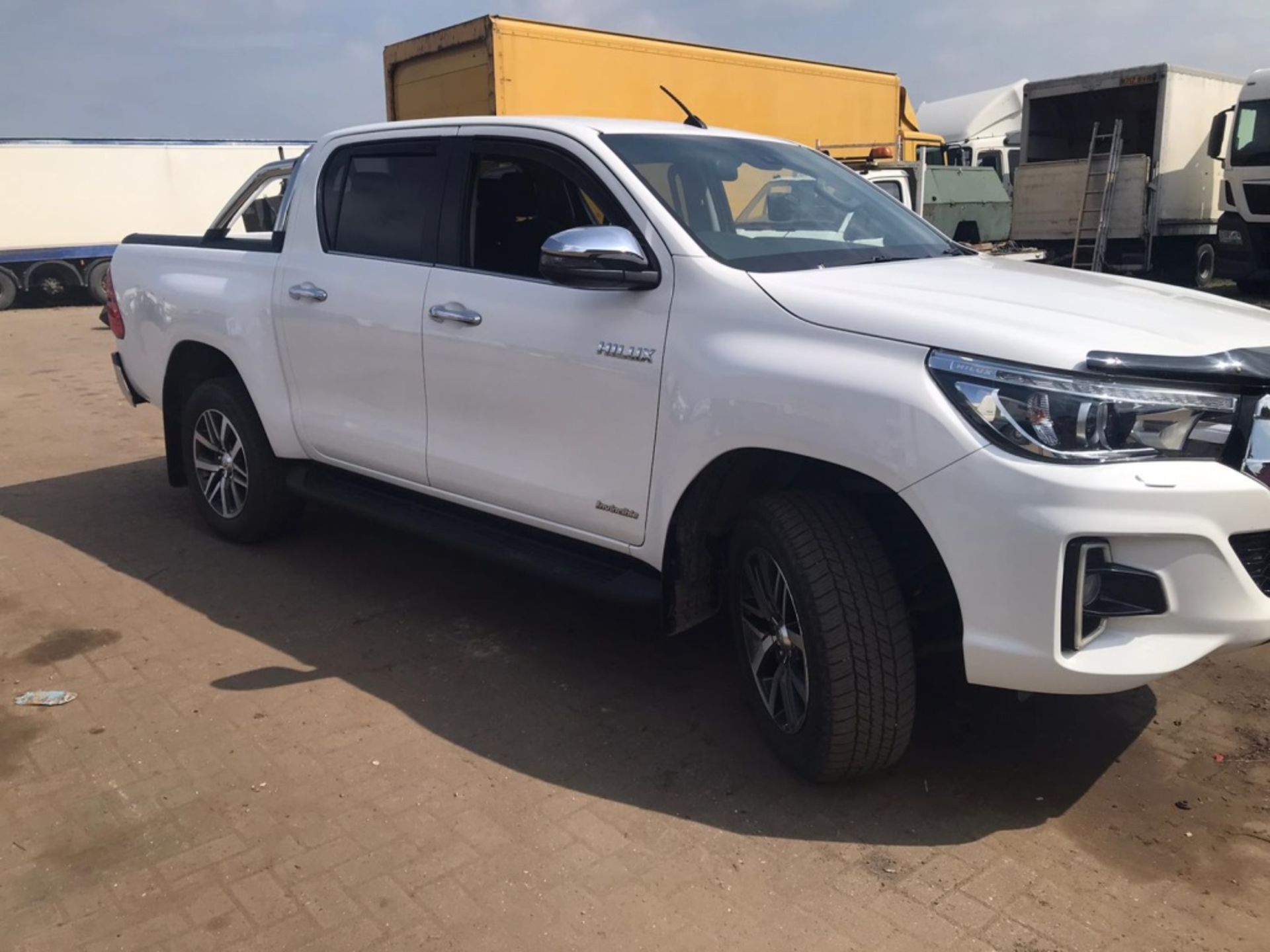 2019 Toyota Hilux Invincible automatic Pickup - Image 3 of 13