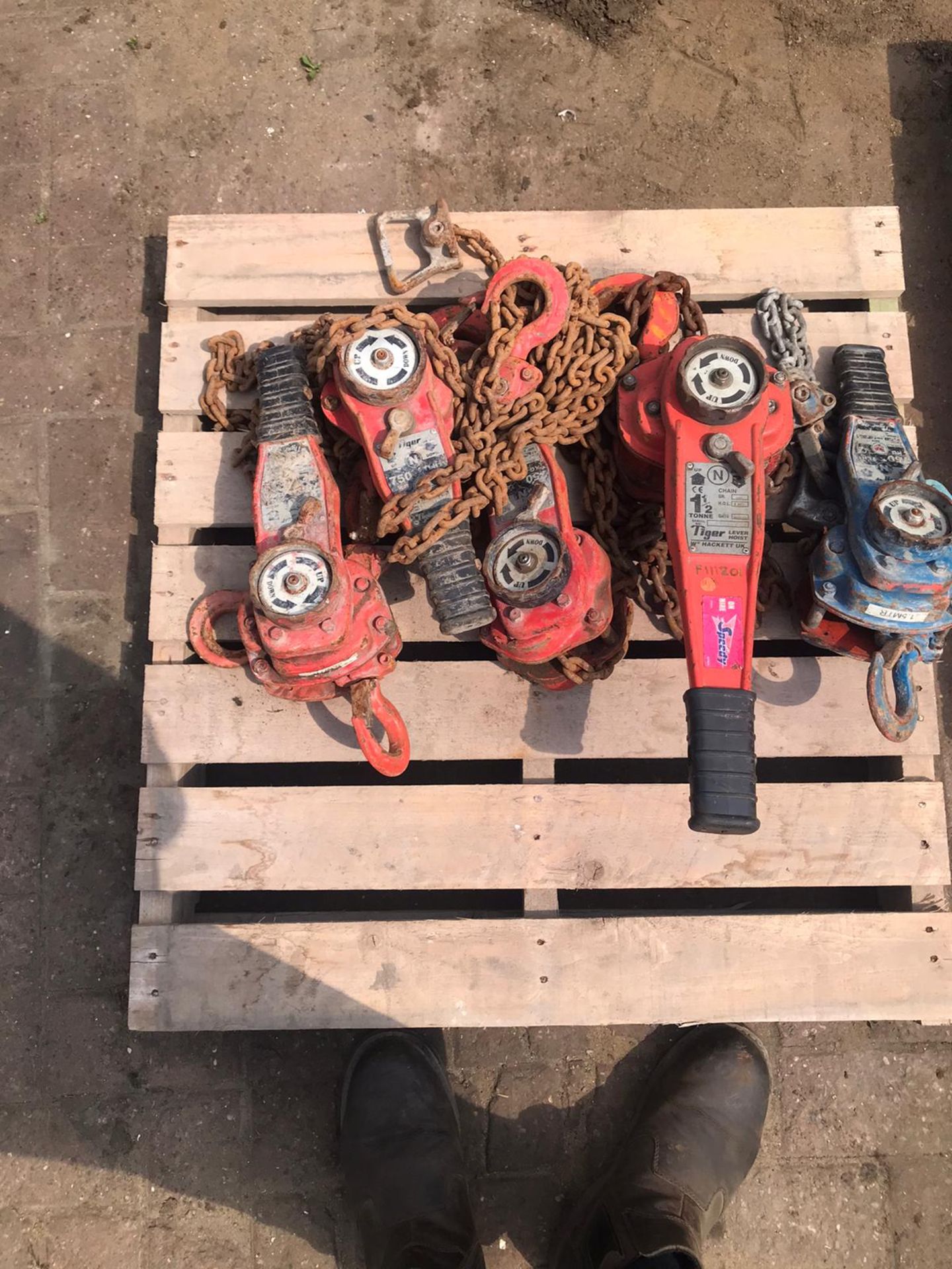 Pallet containing 5x block & chain Pulleys