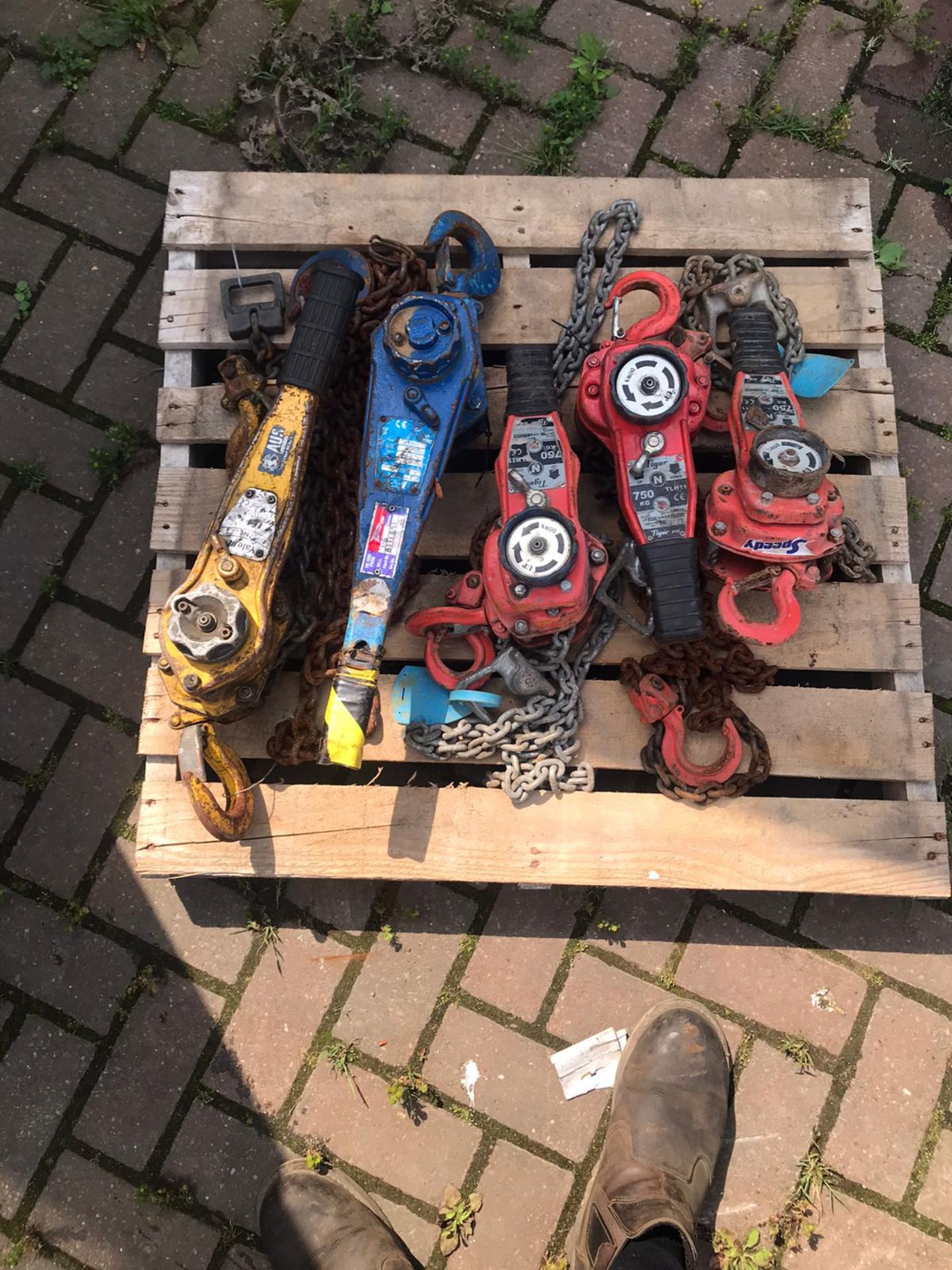 Pallet containing 5x block & chain Pulleys