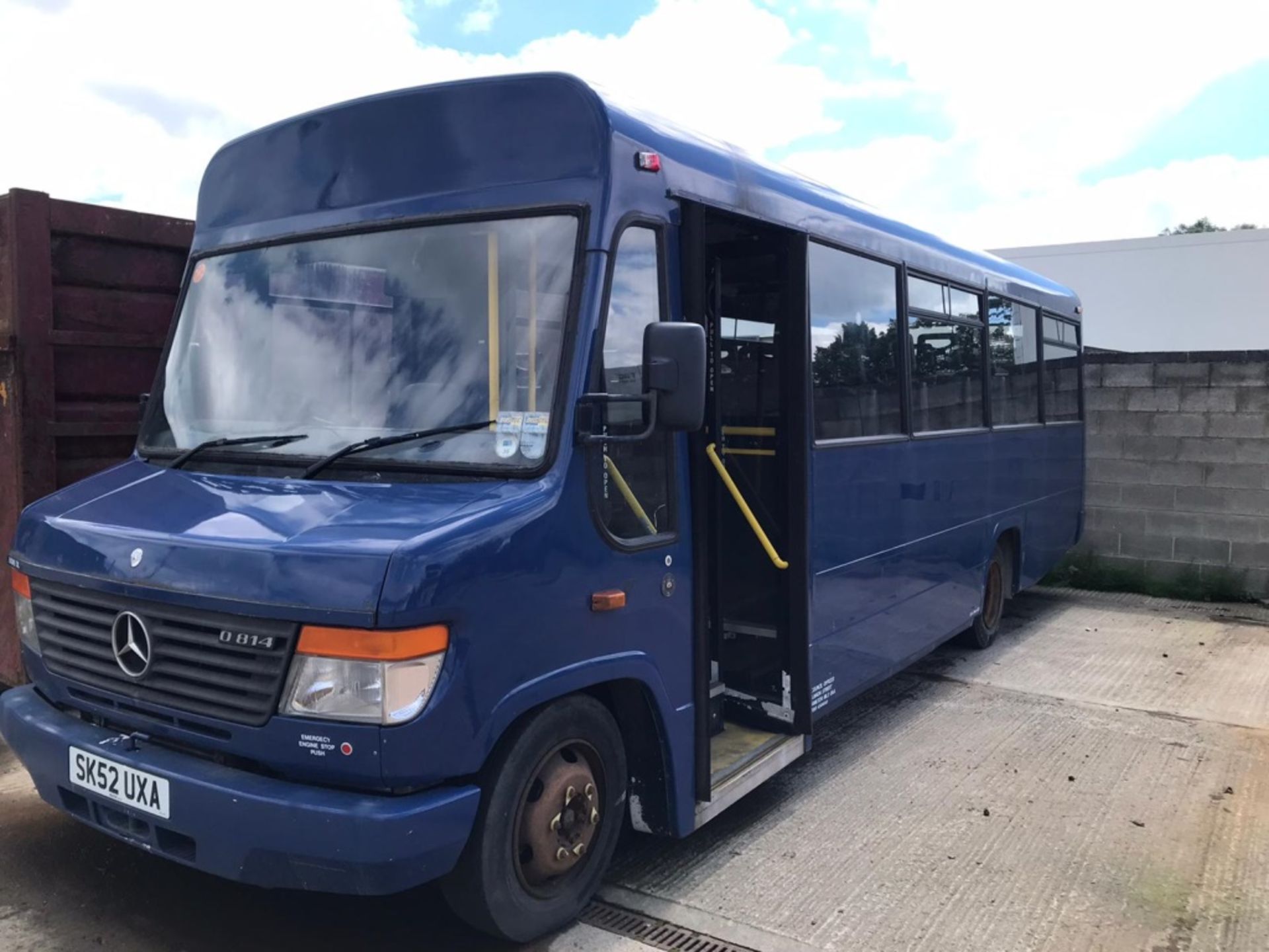 2002 8/14 Mercedes Minibus